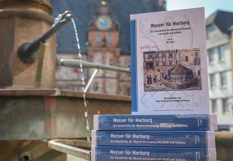 Die neue Stadtschrift informiert über die Geschichte der Wasserversorgung der Stadt Marburg und des Landgrafenschlosses. © Simone Schwalm, Stadt Marburg