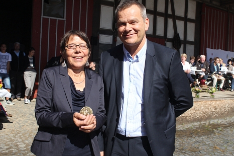 Für ihre herausragenden Verdienste um die Allgemeinheit erhielt Petra Opitz aus den Händen von Oberbürgermeister Dr. Thomas Spies das Historische Stadtsiegel. © Heiko Kause, Stadt Marburg