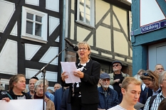 Stadtverordnetenvorsteherin Marianne Wolk war eine der Redner*innen der Kundgebung. © Simone Schwalm, Stadt Marburg
