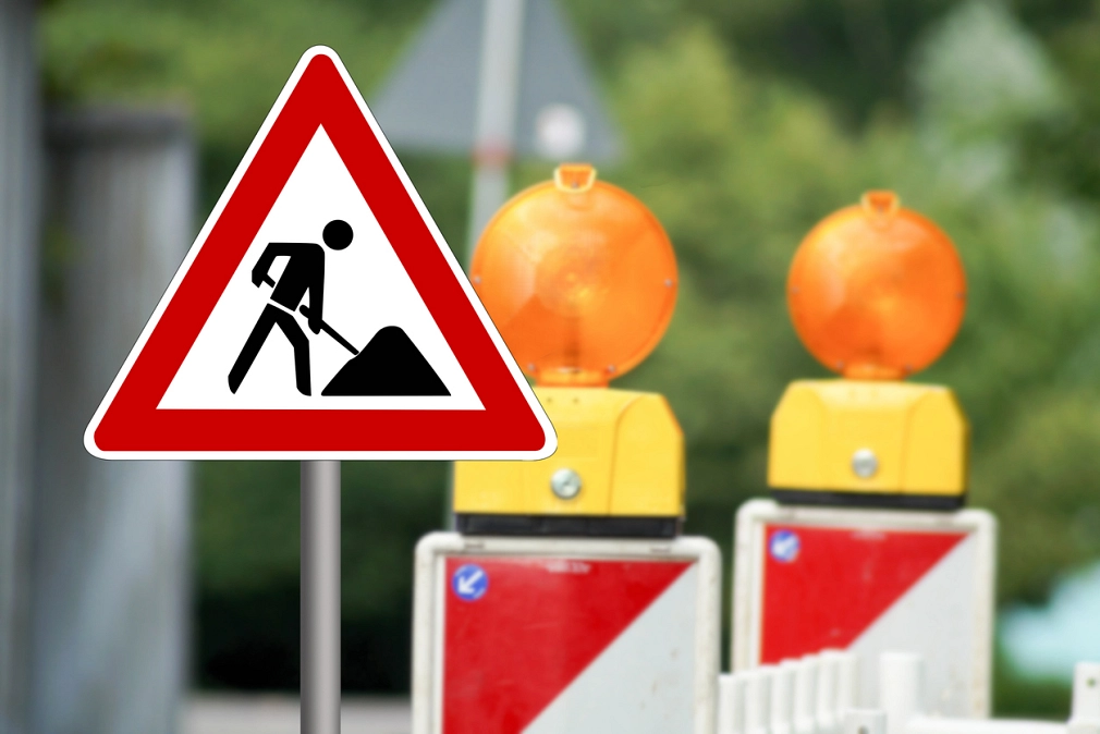 Städtische Bauprojekte Baustellenschild und Warnbarken © iStock/Stadtratte
