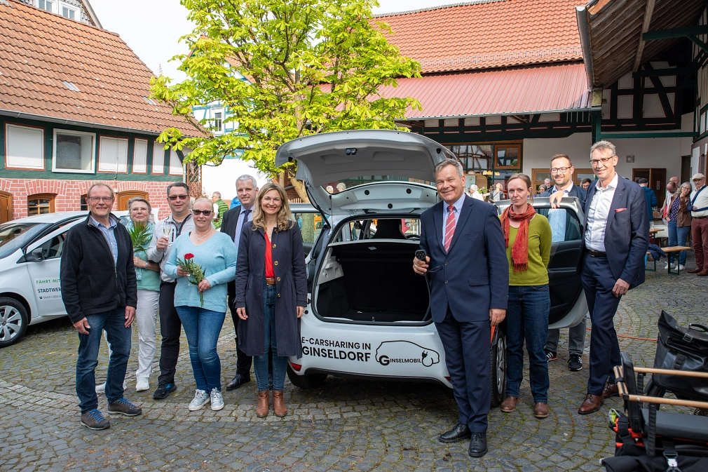 Oberbürgermeister Dr. Thomas Spies und Bürgermeisterin Nadine Bernshausen freuen sich  mit Initiator*innen und Sponsor*innen über den Start des E-Carsharing-Angebots in Ginseldorf.&nbsp;&copy;&nbsp;Patricia Grähling, Stadt Marburg