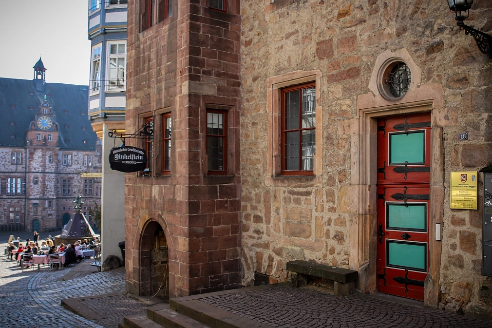Das Steinerne Haus, fotografiert an einem Frühlingstag in Richtungs Marktplatz. Im Hintergund zeigt sich das Rathaus.