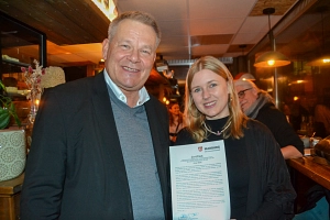 Stipendium Gina Bolle 1 Das Bild zeigt den Oberbürgermeister mit einer weiteren Person, in die Kamera lächeln. Die Person hält ein Zertifikat in der Hand.