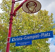 Straßenschild am Christa-Czempiel-Platz