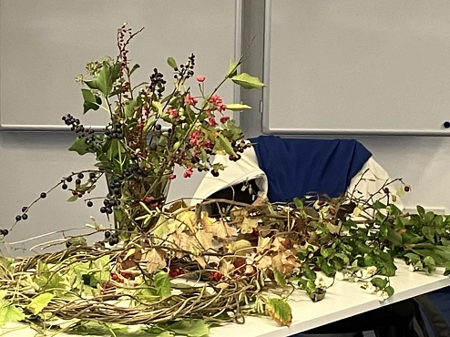 Tisch dekoriert mit Ästen und Blättern, dazwischen eine Vase mit einem herbstlichen Strauß mit beerentragenden Ästen&nbsp;&copy;&nbsp;Universitätsstadt Marburg, FD Stadtgrün, Celia Meggers