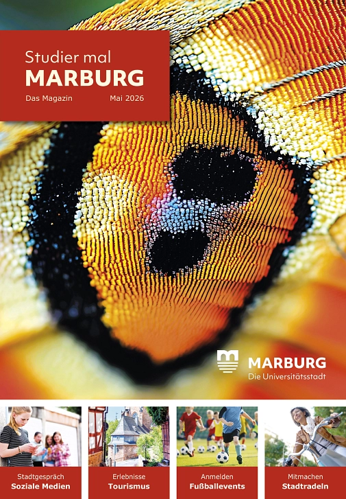 Studier mal Marburg Mai 2026 Das Titelblatt von Studier mal Marburg Mai 2026 zeigt den Flügel eines Schmetterlings in Nahaufnahme. Das steht für den Mai. Unten finden sich kleine Fotos, die auf Themen im Heft hinweisen "Stadtgespräch Soziale Medien", Erlebnisse Tourismus, Anmelden Fußballevents, Mitmachen Stadtradeln © Universitätsstadt Marburg