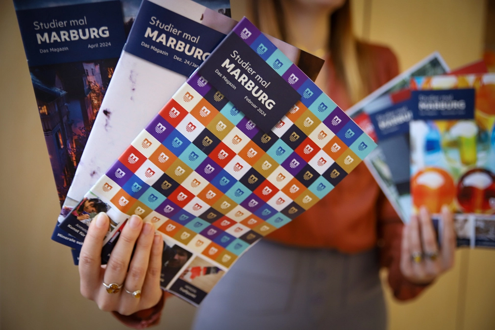 Eine junge Frau hält einige Ausgaben des Marburger Stadtmagazins "Studier mal Marburg" in ihren Händen.&nbsp;&copy;&nbsp;Dennis Siepmann, Stadt Marburg