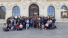 Die Studierenden stehen in einer großen Gruppe vor dem Rathaus in Poitiers © Stadtverwaltung Poitiers