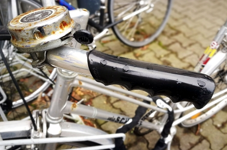 Ein nass geregnetes Fahrrad – das könnte der Vergangenheit angehören, denn die Stadt bietet witterungsgeschützte und sichere Abstellplätze für Fahrräder in der Oberstadt zum Mieten an. © Nadja Schwarzwäller i.A.d. Stadt Marburg