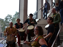 Die Trommelgruppe Kimba-Djimba brachte Rhythmus und jede Menge gute Laune ins Erwin-Piscator-Haus.