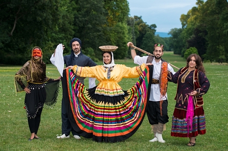 Ein buntes Programm mit Tänzen, Musik und Gesang verschiedener Nationen und Regionen erwartet die Gäste beim großen Fest am 3. Oktober. Auftreten werden unter anderem die Gruppe kurdische Gesangsgruppe Awazen Amara, die Gruppe Kereshmeh mit einem Gilaki-T