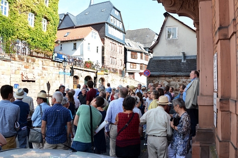 Rund 80 Interessierte wollten bei der Führung entlang der Marburger Stadtmauern etwas zur Historie der Stadt und zum Denkmalschutz erfahren. Weitere Rundgänge folgten. © Nadja Schwarzwäller, i. A. d. Stadt Marburg