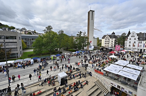Tausende Besucher*innen feierten in Marburg gemeinsam den „Tag der kulturellen Vielfalt“ am Tag der Deutschen Einheit. © Georg Kronenberg