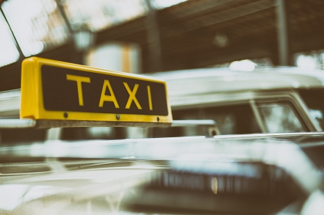 Stadt, Polizei und Zoll kontrollieren mehrere Taxen- und Mietwagenfirmen. © Pixabay