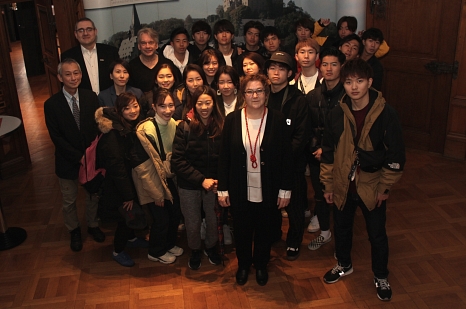 Stadträtin Kirsten Dinnebier (vorne Mitte) empfing eine Delegation der Tenri-Universität aus Japan. © Heiko Krause i.A.d. Stadt Marburg