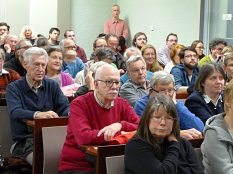 Rund 200 Zuhörer folgten der von Bürgermeister Wieland Stötzel moderierten Diskussion. © Gesa Coordes i. A. der Stadt Marburg