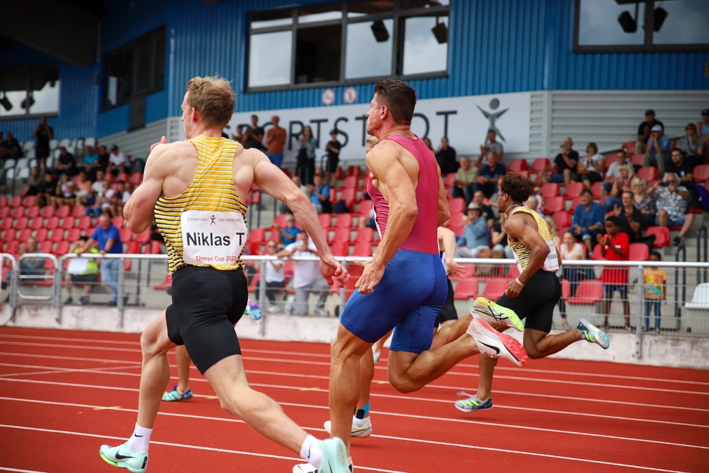 Fünf Läufer beim Thorpe Cup 2023 im Georg-Gaßmann-Stadion.