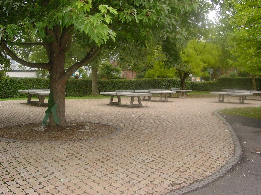 Tischtennisplatten auf Schulhof Tischtennisplatten auf Schulhof © Universitätsstadt Marburg, FD Stadtgrün
