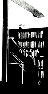 Schwarz-Weiß Foto der Stahltreppe im 2. Obergeschoss.