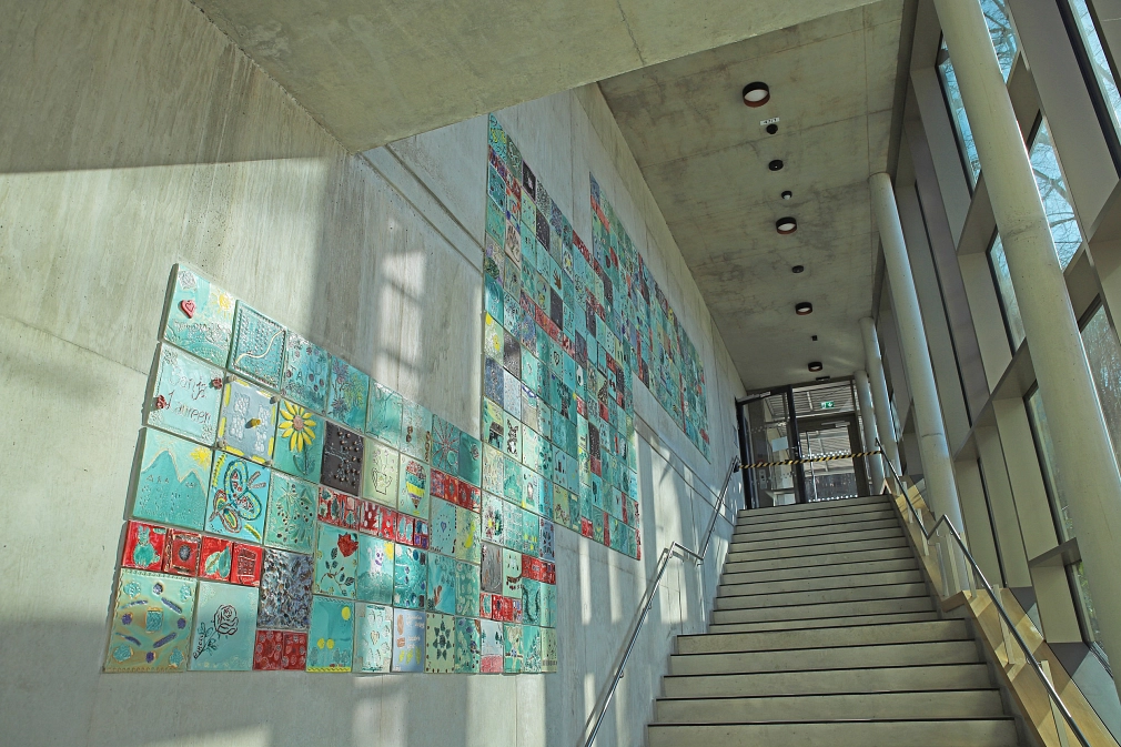 Die linke Wand im Treppenhaus ist mit selbst gestalteten Kacheln bedeckt.&nbsp;&copy;&nbsp;Stefanie Ingwersen, Stadt Marburg