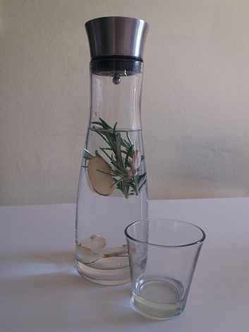 Trinkwasser-Karaffe mit Rosmarin und Ingwer versetzt&nbsp;&copy;&nbsp;Universitätsstadt Marburg