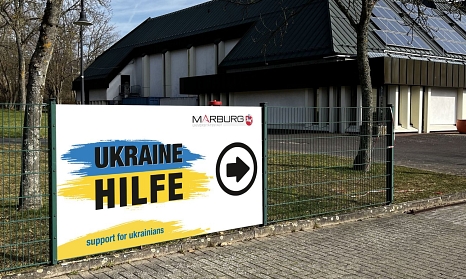 Am 3. März eröffnet die zentrale Anlaufstelle für die „Ukrainehilfe“ in Marburg im Georg-Gaßmann-Stadion. © GoldfischArt