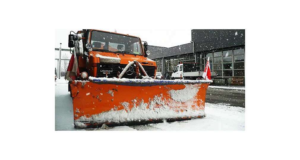 Unimog mit Räumschild Das Foto zeigt einen Unimog des DBM mit Räumschild. © DBM, Sonja Stender