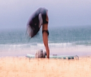 Unscharfe Fotografie einer Frau am Meer