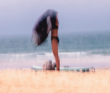 Unscharfe Fotografie einer Frau am Meer © Inka Domnick
