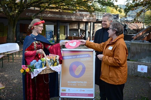 Unterstützung für die Aktion "Marburg isst solidarisch" von Citypostoral Marburg: Stadträtin Kirsten Dinnebier (rechts) und Oberbürgermeister Dr. Thomas Spies übergeben eine Spende an Claudia Plociennik.&nbsp;&copy;&nbsp;Nadja Schwarzwäller i.A.d. Stadt Marburg