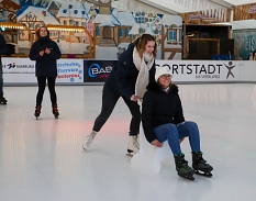 Unterwegs mit der Eisgleiter-Laufhilfe: Die Mitarbeiter*innen des Fachdienst Sport testen die Eisfläche aus synthetischem Eis. © Patricia Grähling, Stadt Marburg