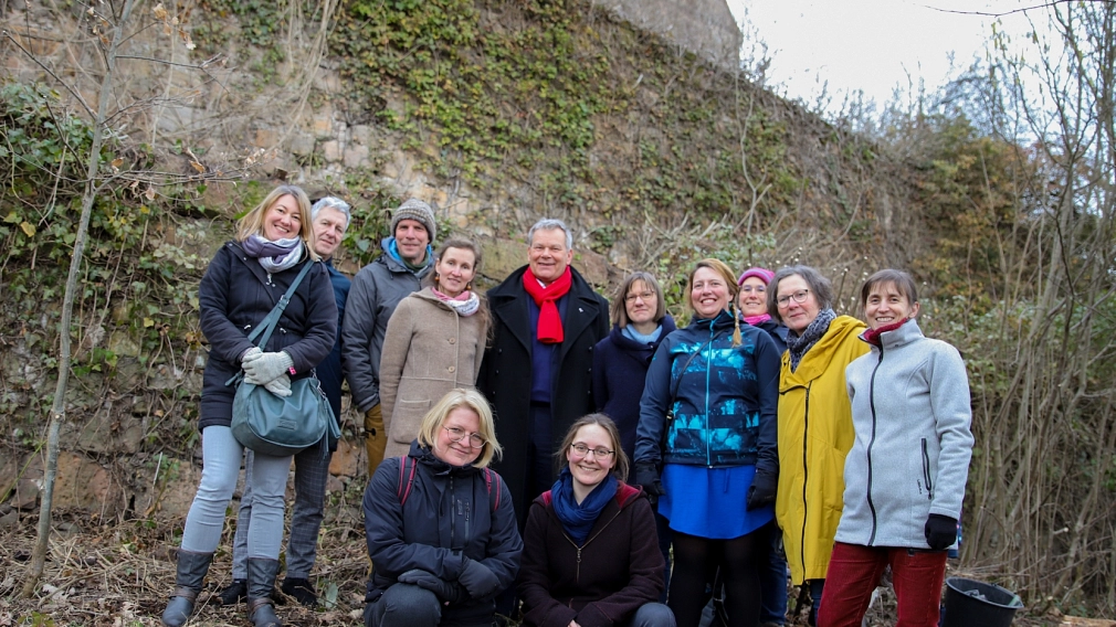 Urban Gardening-Team mit Oberbürgermeister Thomas Spies und Quartiersmanagerin Nadine Kümmel.