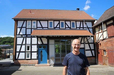 Uwe Rauch, Ortsvorsteher von Ronhausen, baute mit Hilfe der IKEK-Förderung die alte Scheune seiner Eltern in ein modernes Wohnhaus um. © Stefanie Ingwersen, Stadt Marburg