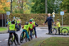 Verkehrserzieher Thorsten Frey zeigte mit Schüler*innen der Otto-Ubbelohde-Schule, wie der Unterricht abläuft. © Beatrix Achinger, i.A.d. Stadt Marburg