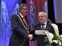 Sichtlich gerührt über die Ernennung zum Ehrenbürger der Universitätsstadt Marburg widmete Egon Vaupel die Ehrenbürgerwürde allen, die die Stadt ausmachen.
