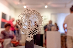 Kunstvolle Objekte aus Papier sind in der Ausstellung „Ergänzung“ zu sehen. © Melanie Weiershäuser, i.A.d. Stadt Marburg