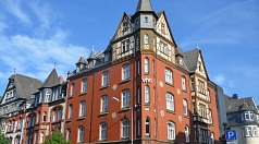 Zu sehen ist das Gebäude der vhs Marburg in der Deutschausstraße 38.