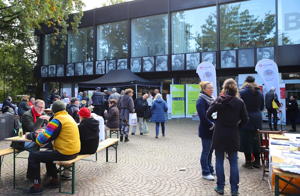 Viele Menschen sitzen auf Bänken oder stehen auf dem Rudolphsplatz.&nbsp;&copy;&nbsp;Lena-Johanna Schmidt, Stadt Marburg