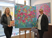 Daniela Frischholz vom Stadtmarketing begrüßt die Künstlerin Mirsada Vejselaj und ihre Ausstellung im Marburger VielRAUM in der Wettergasse 23.