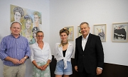 Oberbürgermeister Dr. Thomas Spies (r.) und Stadtmarketing-Geschäftsführer Jan-Bernd Röllmann (v.l.) besuchen den künstlerischen VielRAUM von Randi Grundke und deren Tochter Josefine Henning.