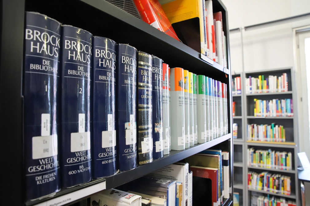 Es sind mehrere Bücherregale zu sehen. Im Vorderen sind mehrere Bände des Brockhaus zu erkennen.&nbsp;&copy;&nbsp;Patricia Grähling, Stadt Marburg