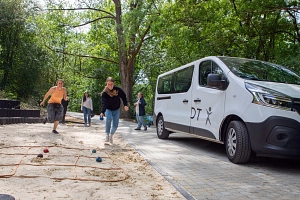 Vier Frauen spielen Boule neben dem Bewegungsbus. Das Bild zeigt vier Frauen, die Boule spielen. Rechts von ihnen steht der Bewegungsbus.