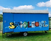 Vier Spielmobil-Zirkuswagen der Jugendförderung der Stadt Marburg sind in den ersten fünf Wochen der Sommerferien in sechs Außenstadtteilen Marburgs unterwegs.