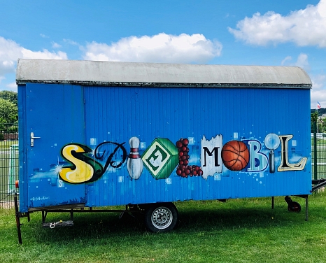 Vier Spielmobil-Zirkuswagen der Jugendförderung der Stadt Marburg sind in den ersten fünf Wochen der Sommerferien in sechs Außenstadtteilen Marburgs unterwegs. © Jugendförderung, Stadt Marburg