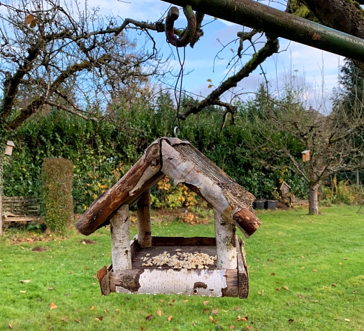 Vogelhaus mit Futter.