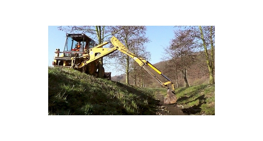 Das Foto zeigt einen Bagger des DBM beim Auskoffern eines Vorfluters.