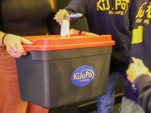 In eine Wahlurne mit der Aufschrift