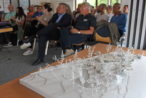 Bei einem Treffen mit Interessierten und Anwohner*innen wurden die Planungen für das VinziDorf vorgestellt. © Heike Döhn, i. A. d. Stadt Marburg
