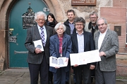 Bürgermeister Dr. Franz Kahle (3. von rechts) stellte die Stadtschrift zusammen mit der Autorin Dr. Barbara Rumpf-Lehmann (3. von links) sowie (von links) dem Vorsitzenden der Jüdischen Gemeinde Marburg, Amnon Orbach, der Leiterin der Friedhofsverwaltung,