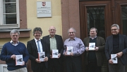 Die neue Marburger Stadtschrift „Die Stadt und ihr Bahnhof“ blickt zurück auf 165 Jahre Eisenbahn- und Stadtgeschichte und wurde jetzt von Bürgermeister Dr. Franz Kahle vorgestellt.
